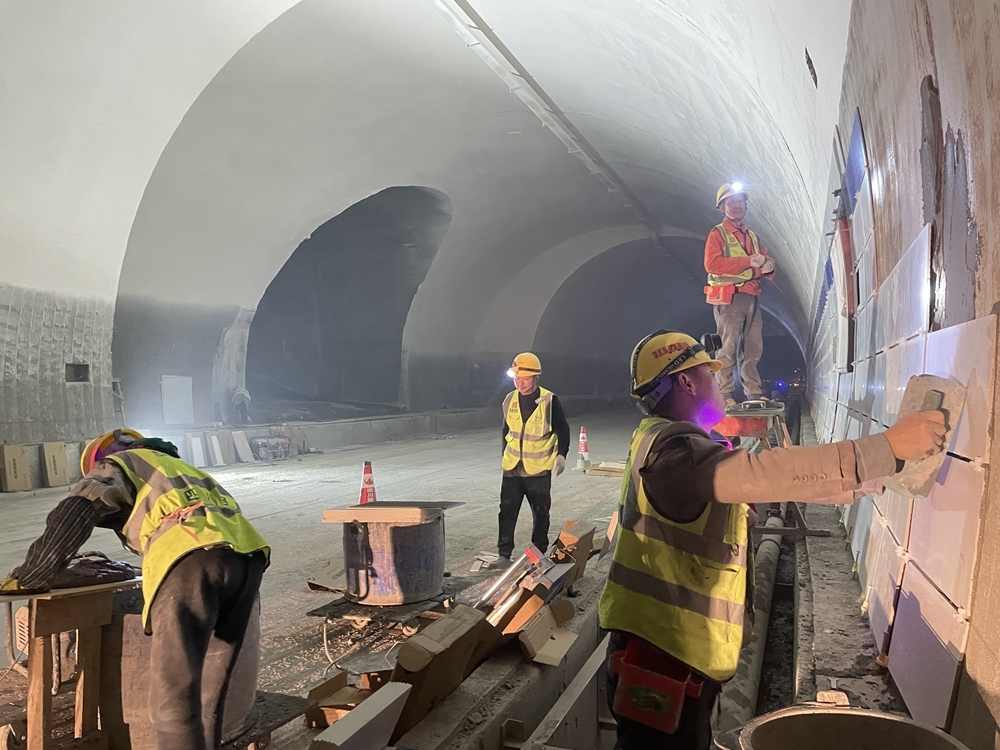 甘肃最长公路隧道历时8年终贯通 地质难题成建设瓶颈