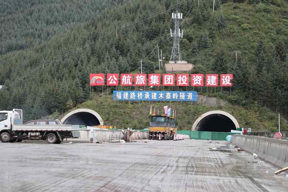 甘肃最长公路隧道历时8年终贯通 地质难题成建设瓶颈