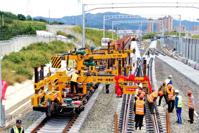 潍烟高铁全线铺轨贯通 350公里设计时速助力胶东半岛高铁成环