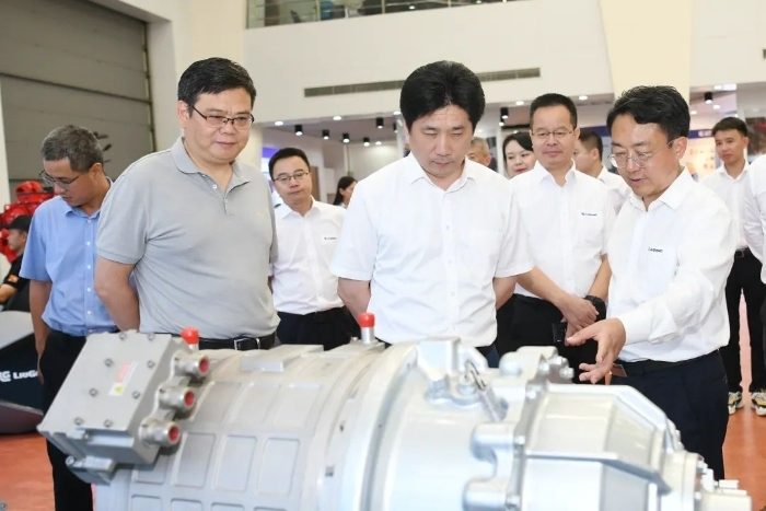 海螺集团与柳工深化战略合作 共推水泥行业绿色智能化转型