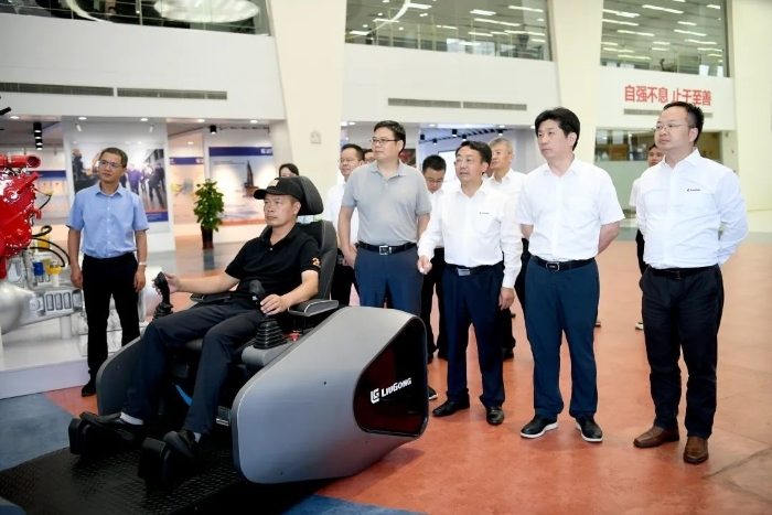 海螺集团与柳工深化战略合作 共推水泥行业绿色智能化转型