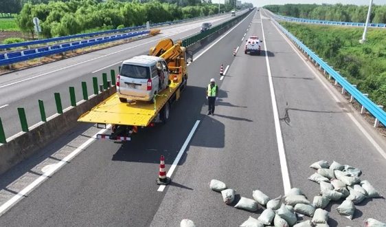 高速清障救援新突破 4分钟完成侧翻车辆处置