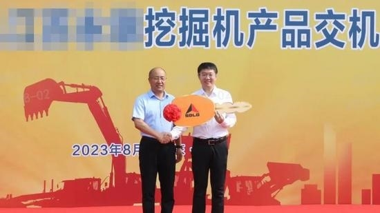 强强联合再谱新篇！山东临工与江苏某集团大客户挖掘机交机_创启达优科机械