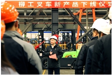 柳工F系列纯电动叉车下线_创启达优科机械