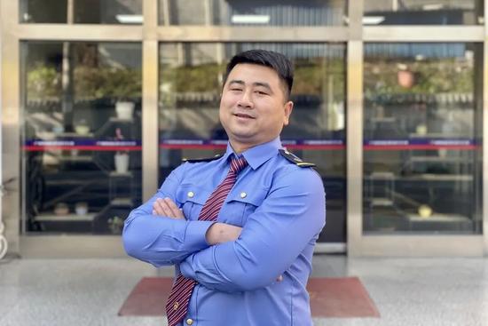 铁路人谢康的足球梦：从火车司机到湘超冠军的坚守与拼搏