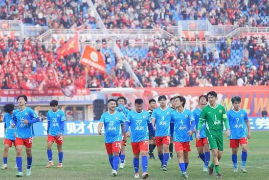 铁路人谢康的足球梦：从火车司机到湘超冠军的坚守与拼搏