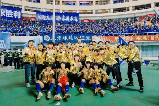 铁路人谢康的足球梦：从火车司机到湘超冠军的坚守与拼搏