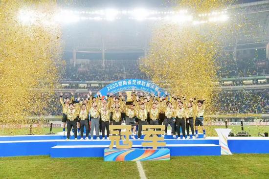 铁路人谢康的足球梦：从火车司机到湘超冠军的坚守与拼搏